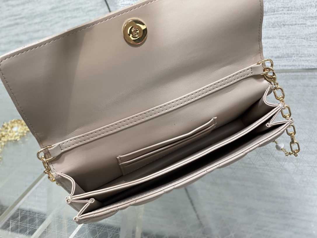 胭脂米杏现货‼️砖柜最新珍珠链条手拿包🆕标志性的藤纹格,经典的字母吊饰👏 ,别致的手柄设计,搭配柔软的羊