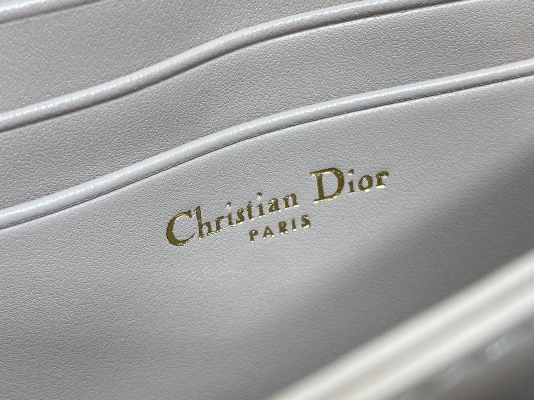 胭脂米杏现货‼️砖柜最新珍珠链条手拿包🆕标志性的藤纹格,经典的字母吊饰👏 ,别致的手柄设计,搭配柔软的羊