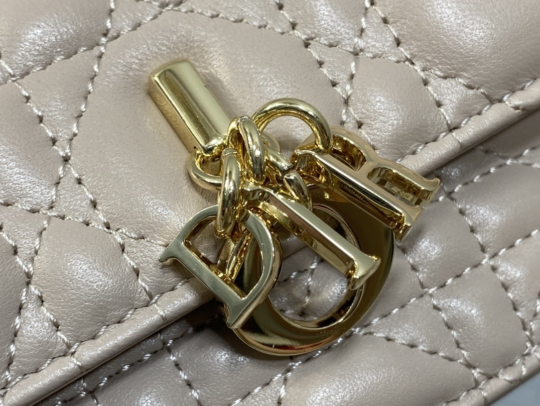 胭脂米杏现货‼️砖柜最新珍珠链条手拿包🆕标志性的藤纹格,经典的字母吊饰👏 ,别致的手柄设计,搭配柔软的羊