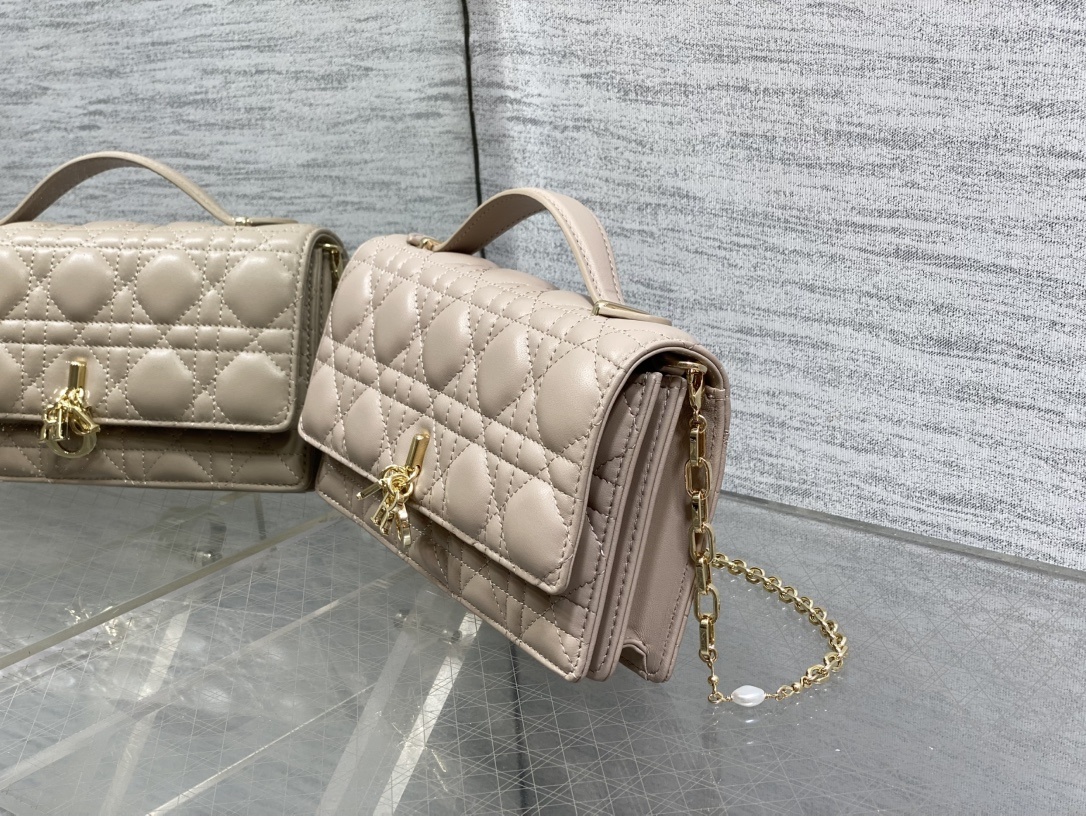 胭脂米杏现货‼️砖柜最新珍珠链条手拿包🆕标志性的藤纹格,经典的字母吊饰👏 ,别致的手柄设计,搭配柔软的羊