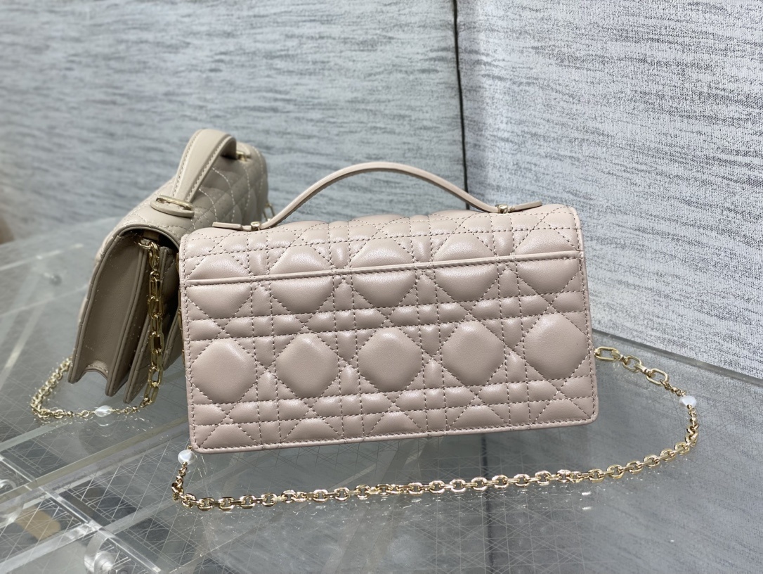 胭脂米杏现货‼️砖柜最新珍珠链条手拿包🆕标志性的藤纹格,经典的字母吊饰👏 ,别致的手柄设计,搭配柔软的羊