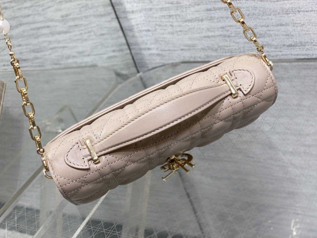 胭脂米杏现货‼️砖柜最新珍珠链条手拿包🆕标志性的藤纹格,经典的字母吊饰👏 ,别致的手柄设计,搭配柔软的羊