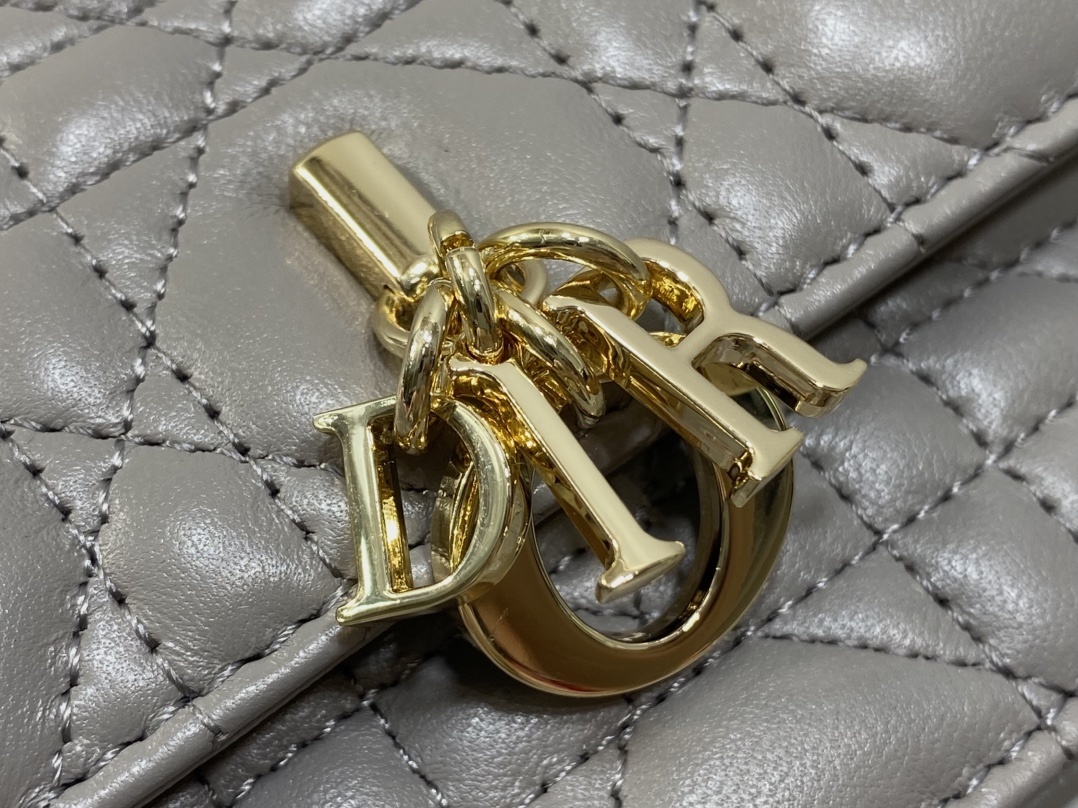 灰白色现货‼️砖柜最新珍珠链条手拿包🆕标志性的藤纹格,经典的字母吊饰👏 ,别致的手柄设计,搭配柔软的羊皮