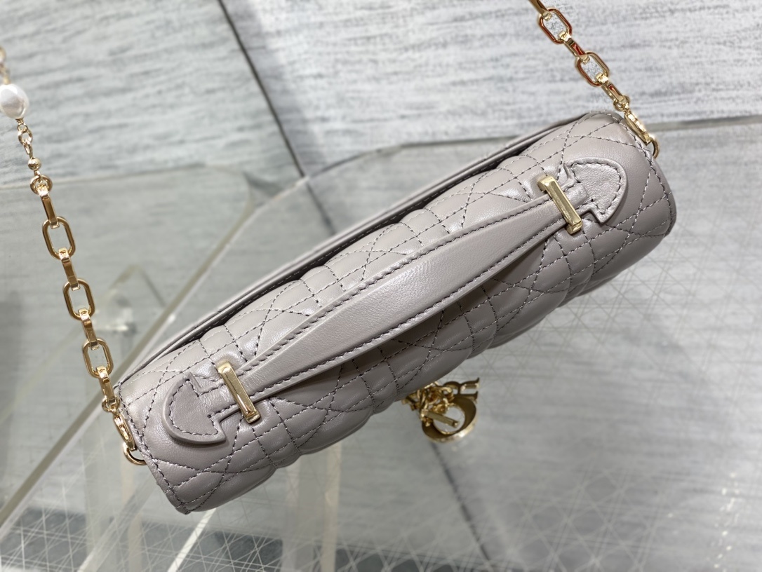 灰白色现货‼️砖柜最新珍珠链条手拿包🆕标志性的藤纹格,经典的字母吊饰👏 ,别致的手柄设计,搭配柔软的羊皮