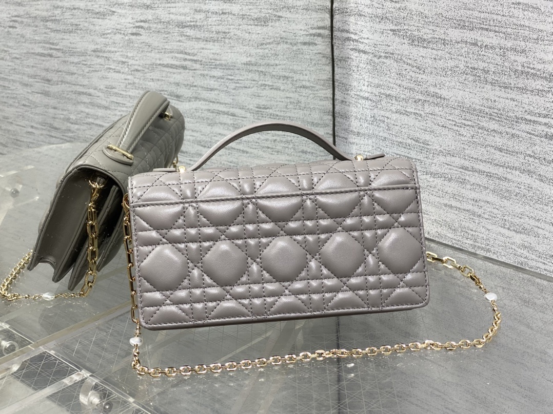 灰白色现货‼️砖柜最新珍珠链条手拿包🆕标志性的藤纹格,经典的字母吊饰👏 ,别致的手柄设计,搭配柔软的羊皮