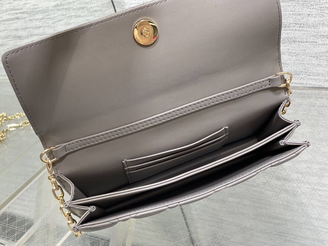 灰白色现货‼️砖柜最新珍珠链条手拿包🆕标志性的藤纹格,经典的字母吊饰👏 ,别致的手柄设计,搭配柔软的羊皮