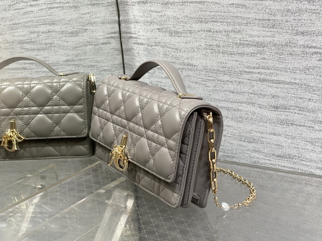 灰白色现货‼️砖柜最新珍珠链条手拿包🆕标志性的藤纹格,经典的字母吊饰👏 ,别致的手柄设计,搭配柔软的羊皮
