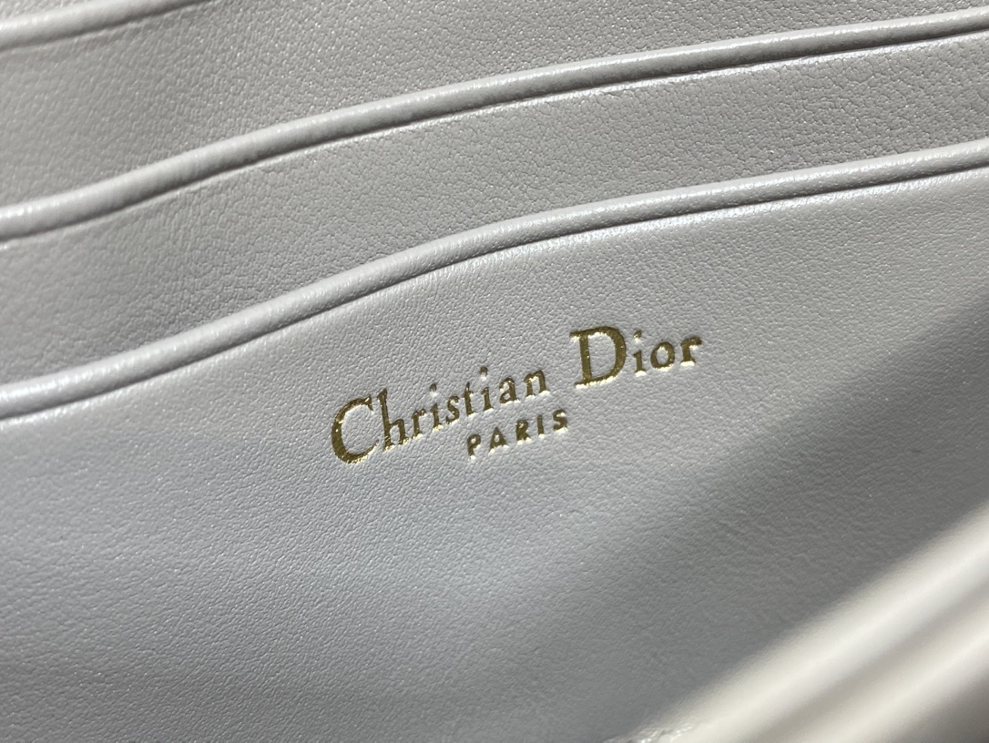 灰白色现货‼️砖柜最新珍珠链条手拿包🆕标志性的藤纹格,经典的字母吊饰👏 ,别致的手柄设计,搭配柔软的羊皮