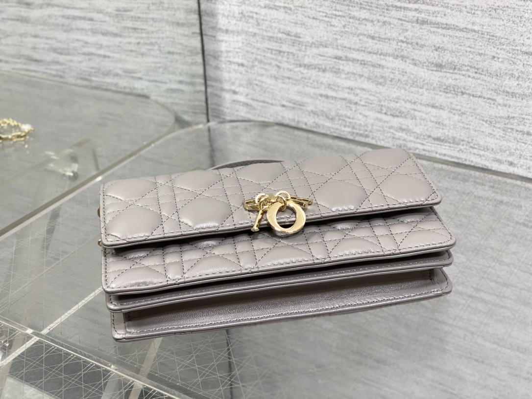 灰白色现货‼️砖柜最新珍珠链条手拿包🆕标志性的藤纹格,经典的字母吊饰👏 ,别致的手柄设计,搭配柔软的羊皮