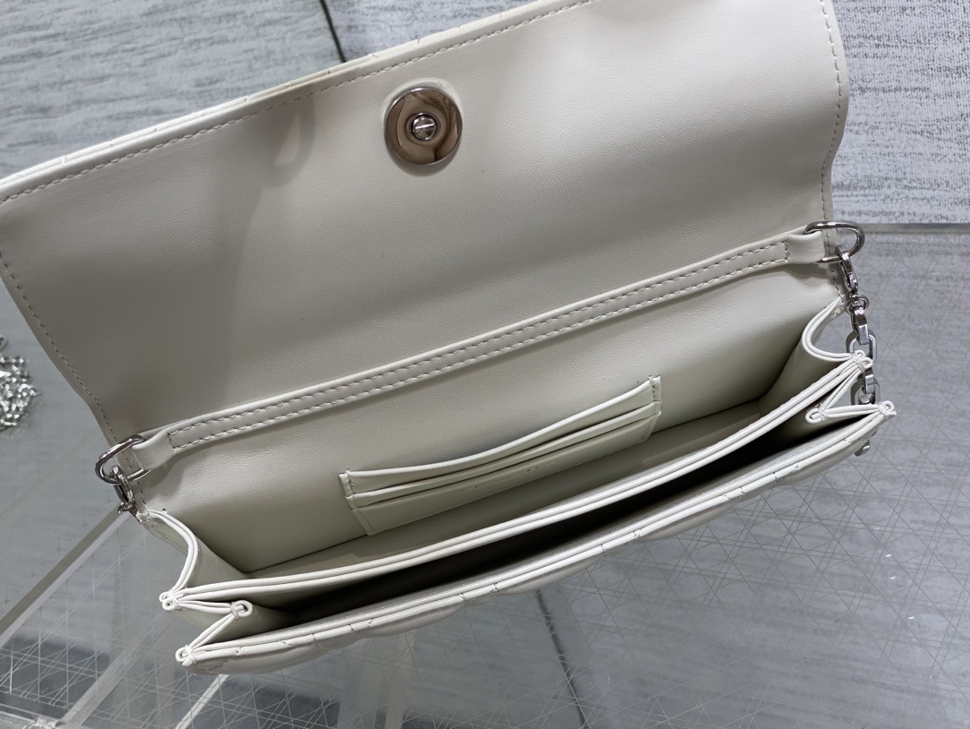 白银现货‼️砖柜最新珍珠链条手拿包🆕标志性的藤纹格,经典的字母吊饰👏 ,别致的手柄设计,搭配柔软的羊皮,