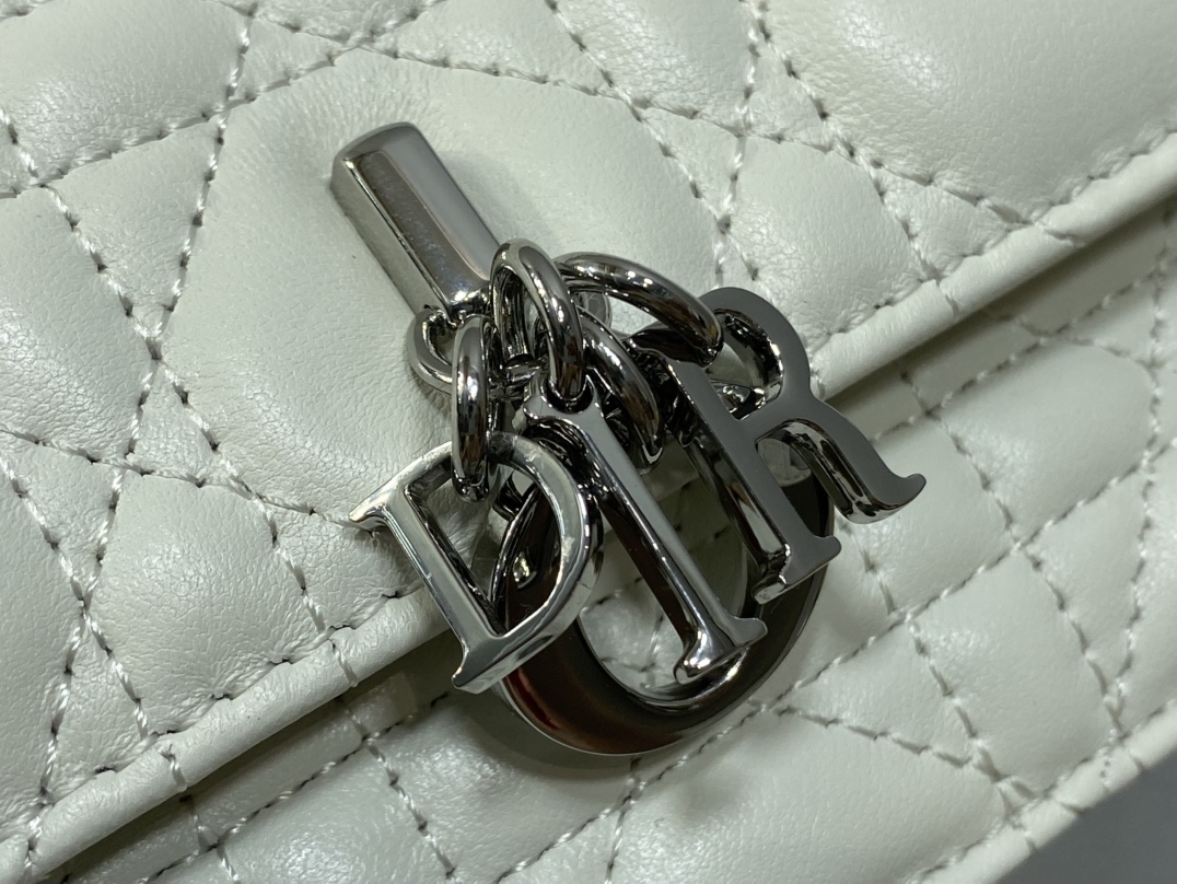 白银现货‼️砖柜最新珍珠链条手拿包🆕标志性的藤纹格,经典的字母吊饰👏 ,别致的手柄设计,搭配柔软的羊皮,