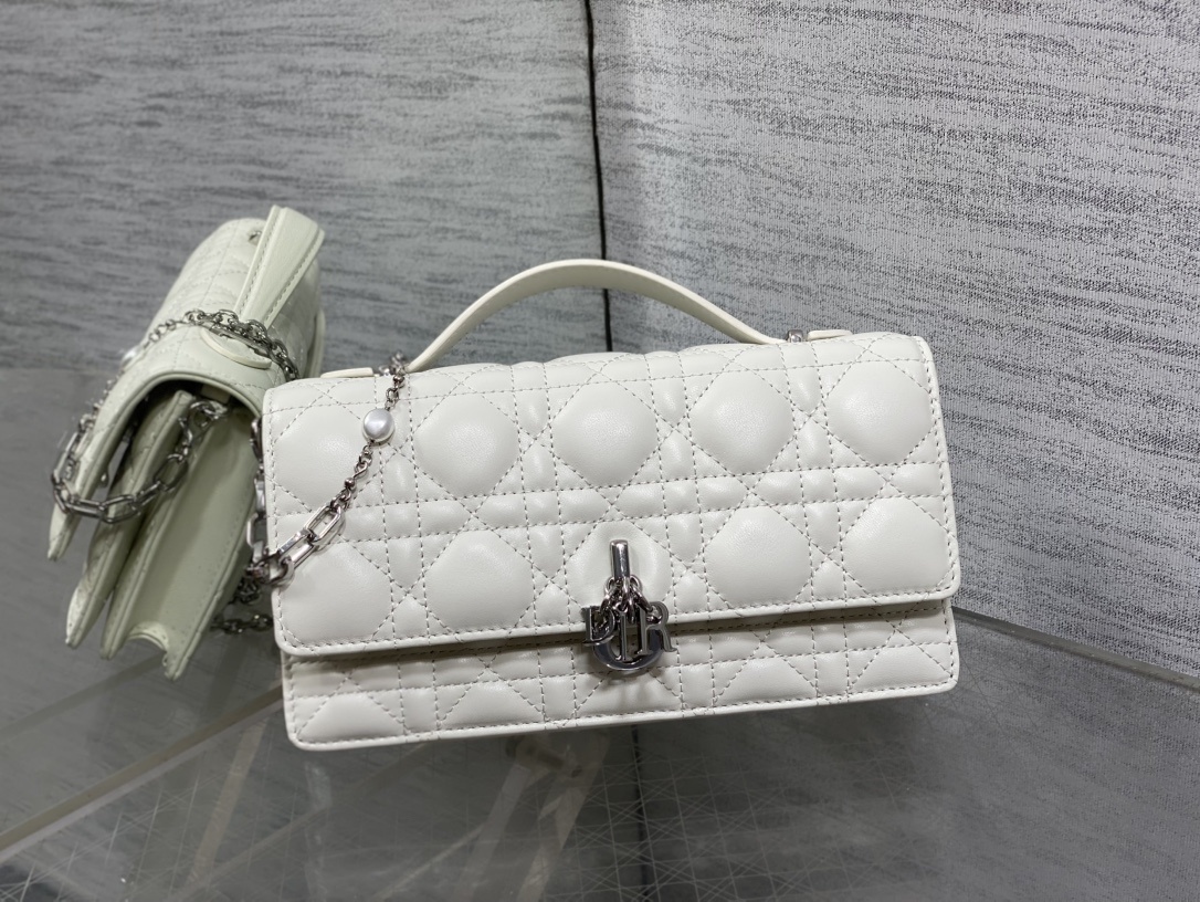 白银现货‼️砖柜最新珍珠链条手拿包🆕标志性的藤纹格,经典的字母吊饰👏 ,别致的手柄设计,搭配柔软的羊皮,