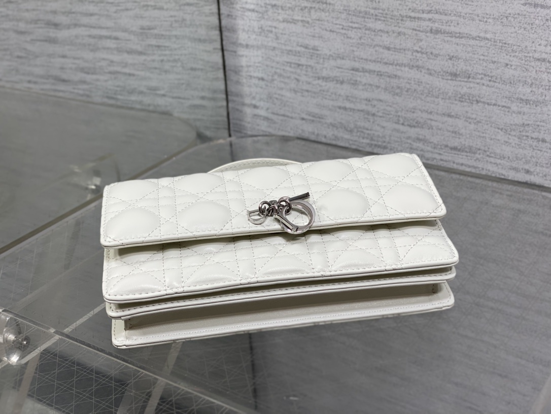 白银现货‼️砖柜最新珍珠链条手拿包🆕标志性的藤纹格,经典的字母吊饰👏 ,别致的手柄设计,搭配柔软的羊皮,