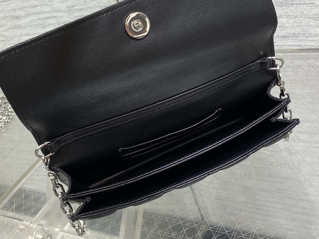 黑银现货‼️砖柜最新珍珠链条手拿包🆕标志性的藤纹格,经典的字母吊饰👏 ,别致的手柄设计,搭配柔软的羊皮,