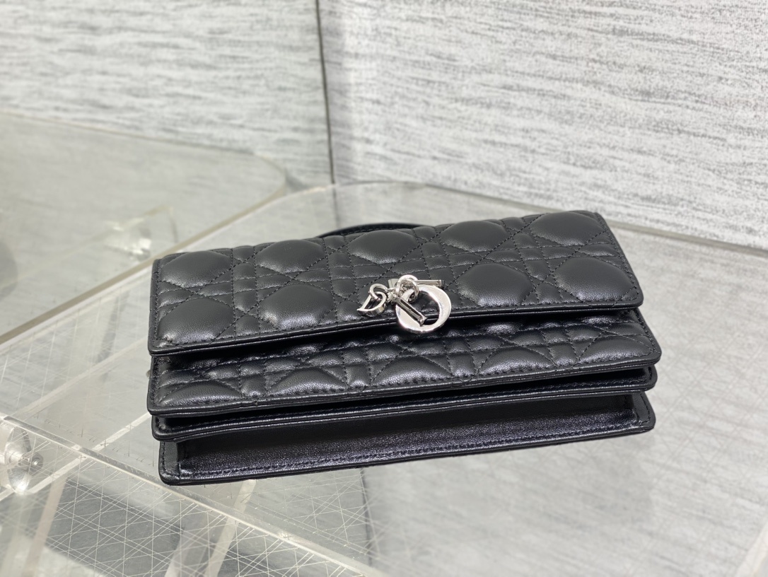 黑银现货‼️砖柜最新珍珠链条手拿包🆕标志性的藤纹格,经典的字母吊饰👏 ,别致的手柄设计,搭配柔软的羊皮,