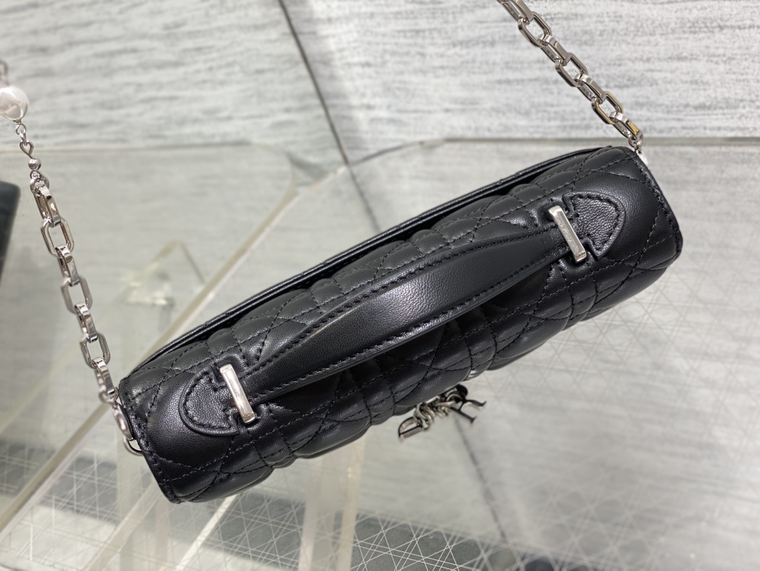 黑银现货‼️砖柜最新珍珠链条手拿包🆕标志性的藤纹格,经典的字母吊饰👏 ,别致的手柄设计,搭配柔软的羊皮,