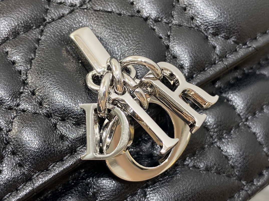 黑银现货‼️砖柜最新珍珠链条手拿包🆕标志性的藤纹格,经典的字母吊饰👏 ,别致的手柄设计,搭配柔软的羊皮,