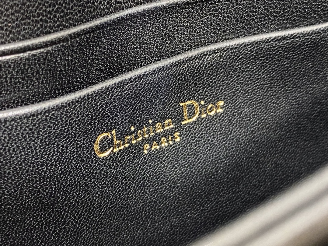 黑银现货‼️砖柜最新珍珠链条手拿包🆕标志性的藤纹格,经典的字母吊饰👏 ,别致的手柄设计,搭配柔软的羊皮,