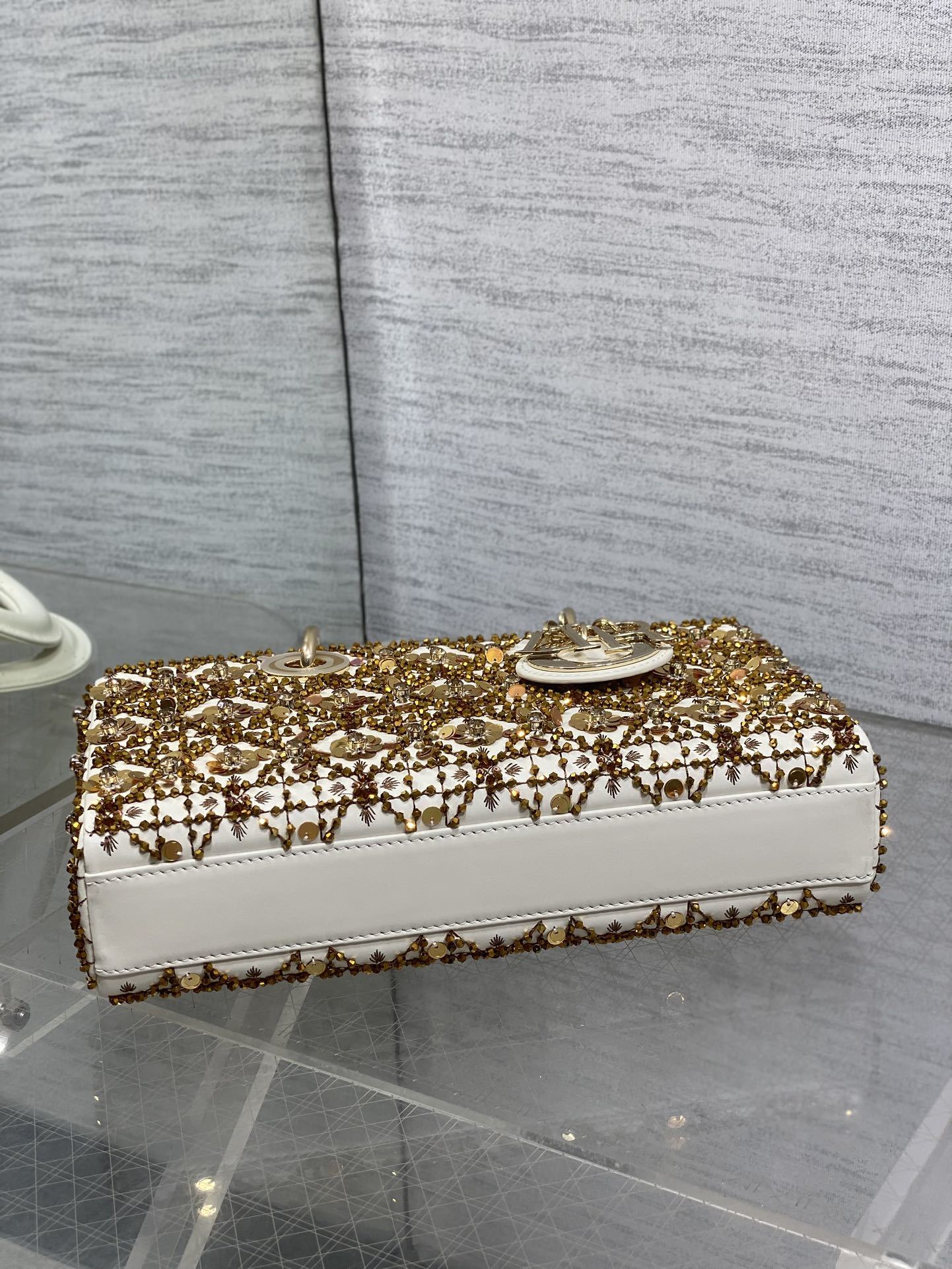 现货‼️Lady最新限量版重工珠子戴妃包,人手一个必备的珠子手工包😍。迷人优雅又气场十足💃🏻,斜挎手拎也