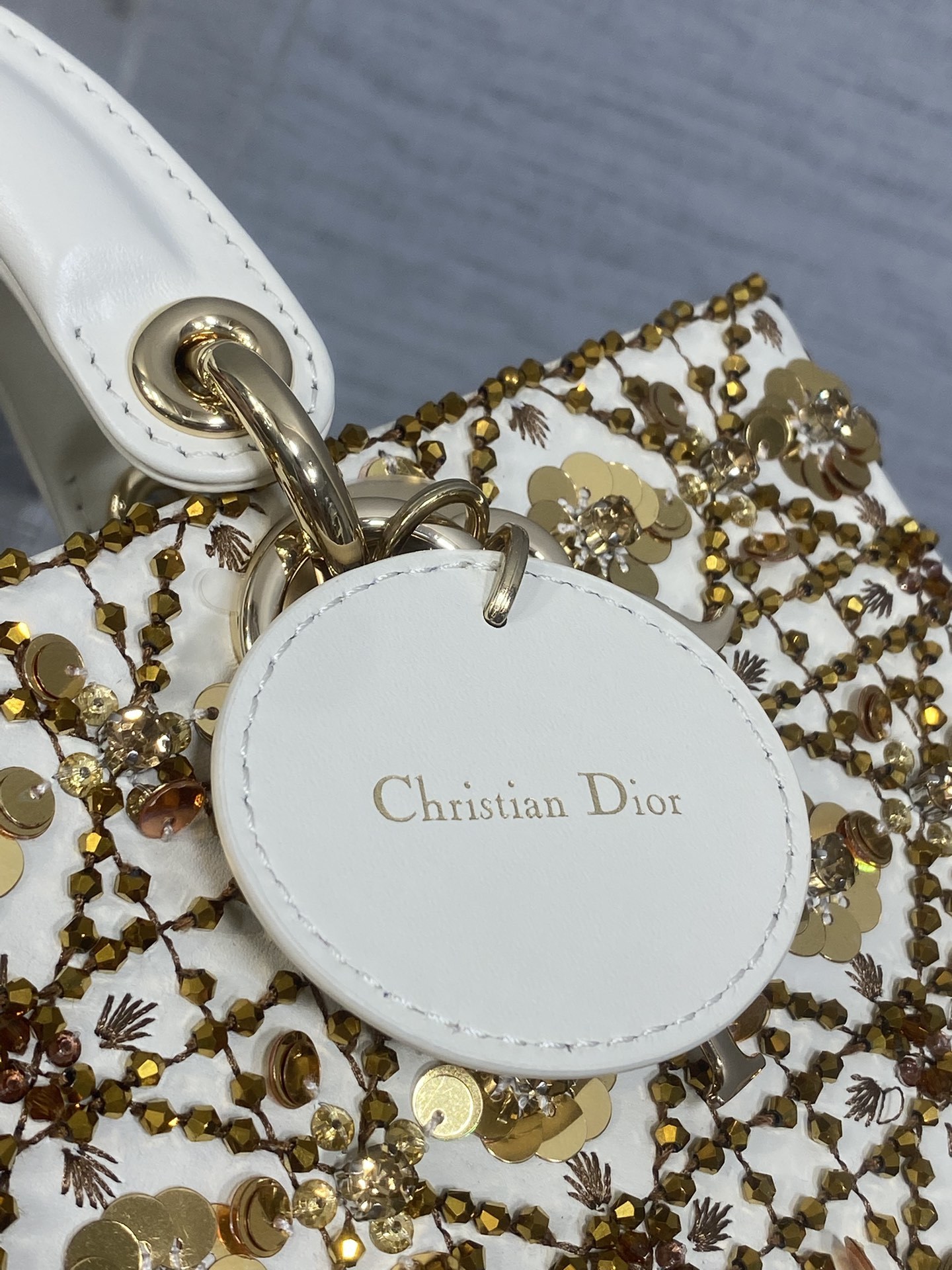 现货‼️Lady最新限量版重工珠子戴妃包,人手一个必备的珠子手工包😍。迷人优雅又气场十足💃🏻,斜挎手拎也