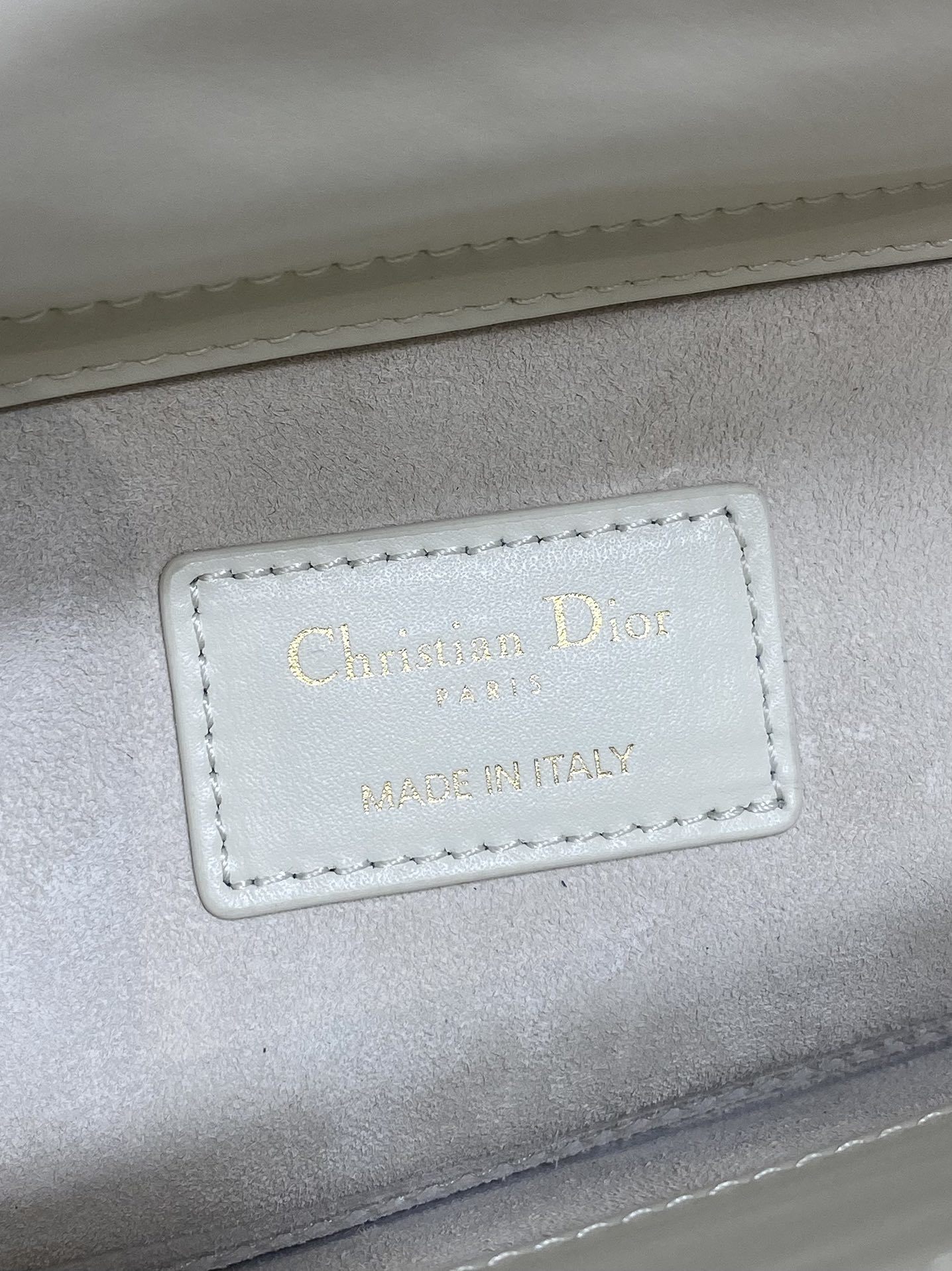 现货‼️Lady最新限量版重工珠子戴妃包,人手一个必备的珠子手工包😍。迷人优雅又气场十足💃🏻,斜挎手拎也