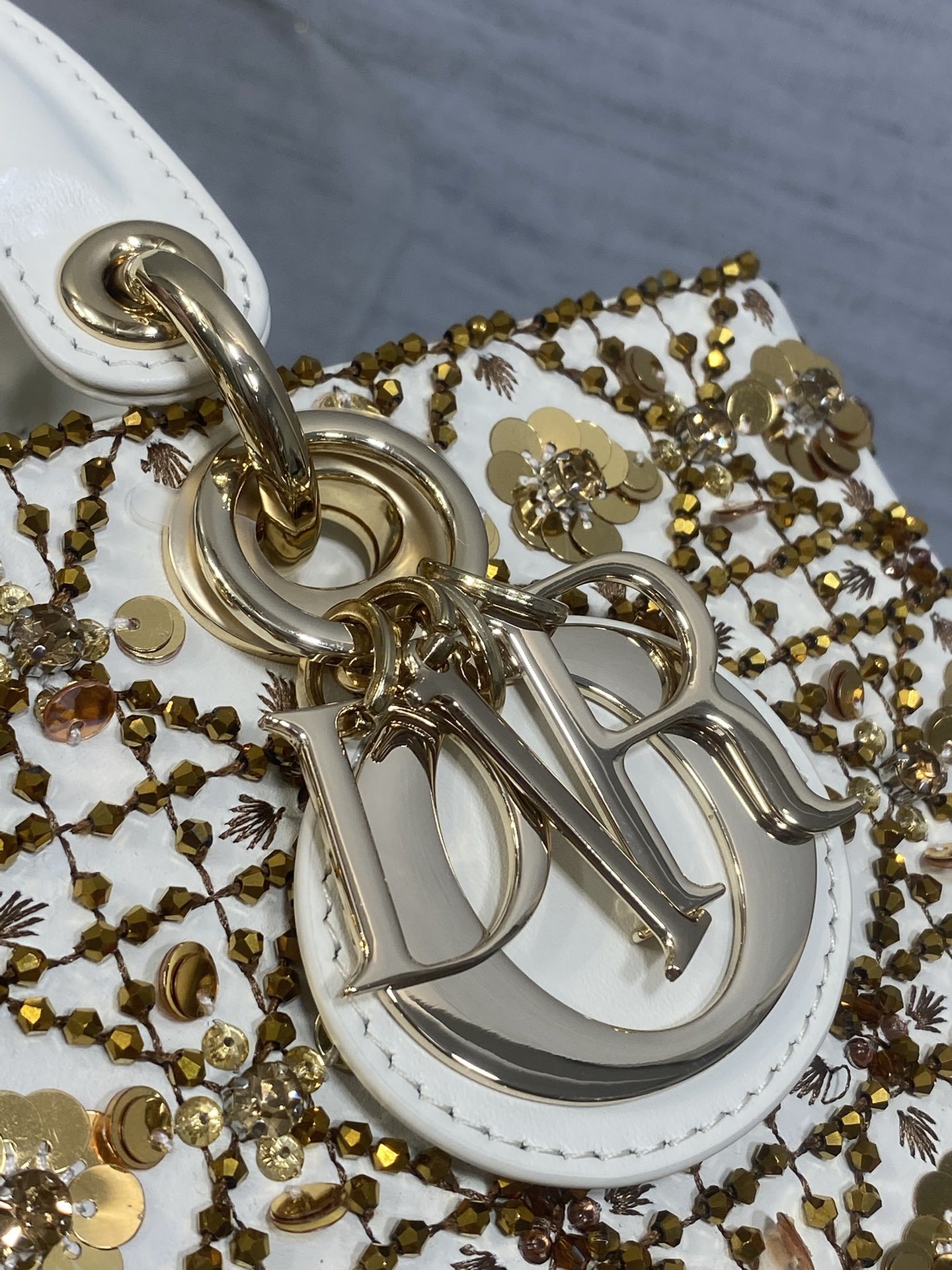 现货‼️Lady最新限量版重工珠子戴妃包,人手一个必备的珠子手工包😍。迷人优雅又气场十足💃🏻,斜挎手拎也