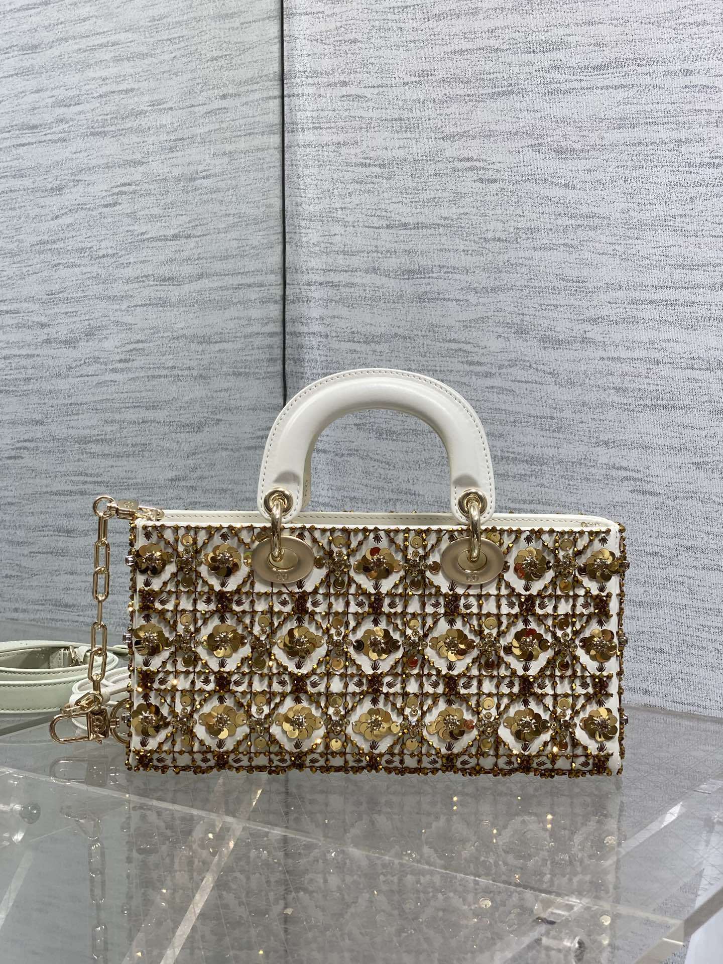 现货‼️Lady最新限量版重工珠子戴妃包,人手一个必备的珠子手工包😍。迷人优雅又气场十足💃🏻,斜挎手拎也