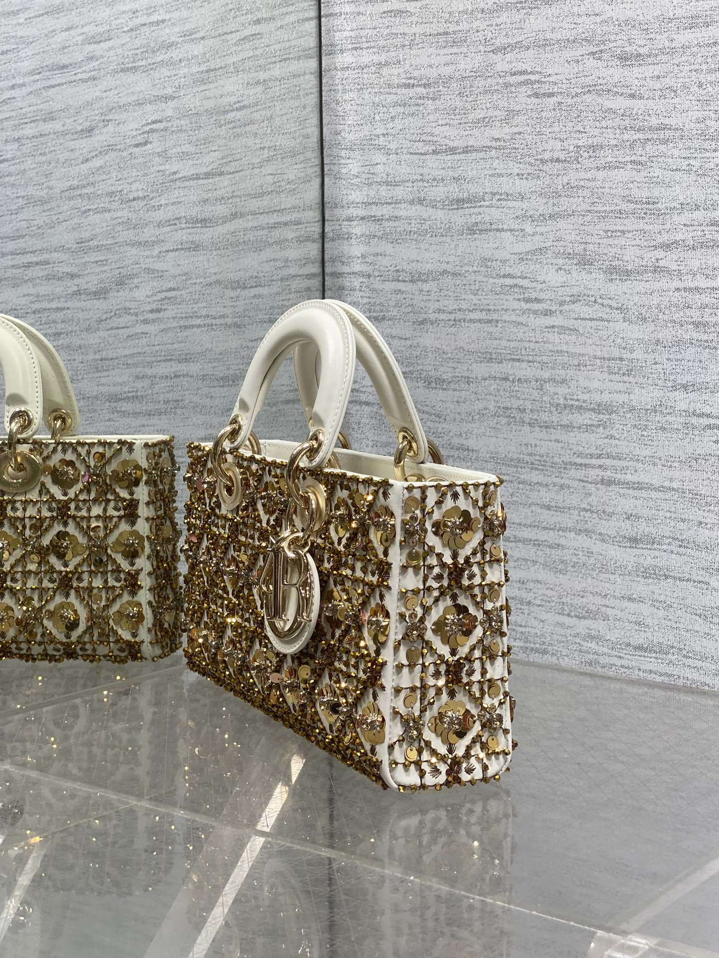 现货‼️Lady最新限量版重工珠子戴妃包,人手一个必备的珠子手工包😍。迷人优雅又气场十足💃🏻,斜挎手拎也