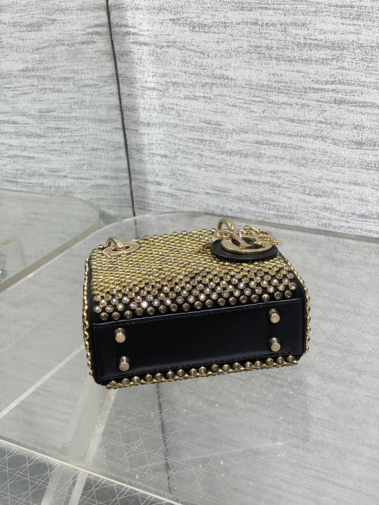 现货‼️Lady最新限量手工珠子micro系列,一只什么都装不下,只能装下可爱的小包包😘,皮面上的每一根