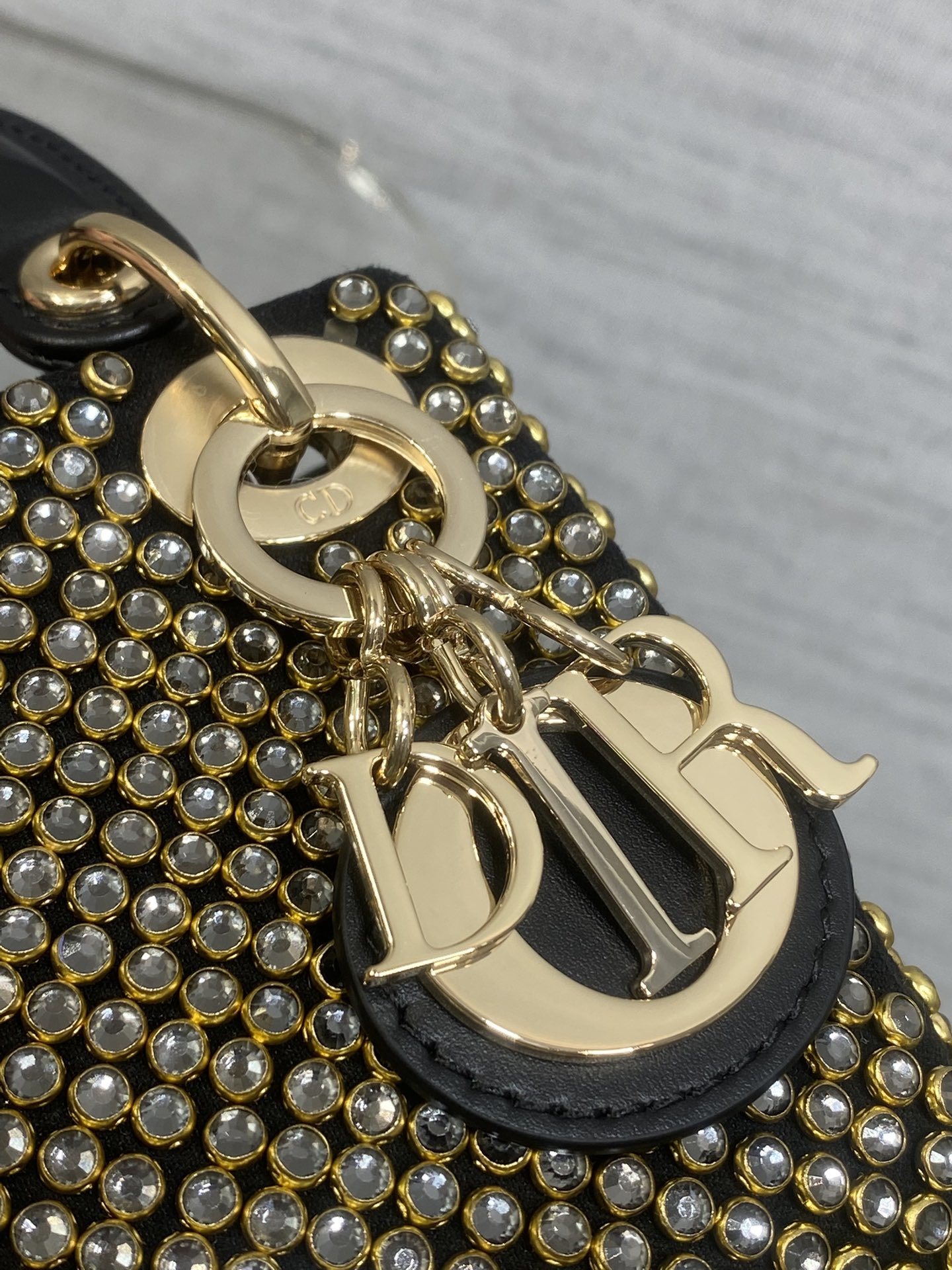 现货‼️Lady最新限量手工珠子micro系列,一只什么都装不下,只能装下可爱的小包包😘,皮面上的每一根