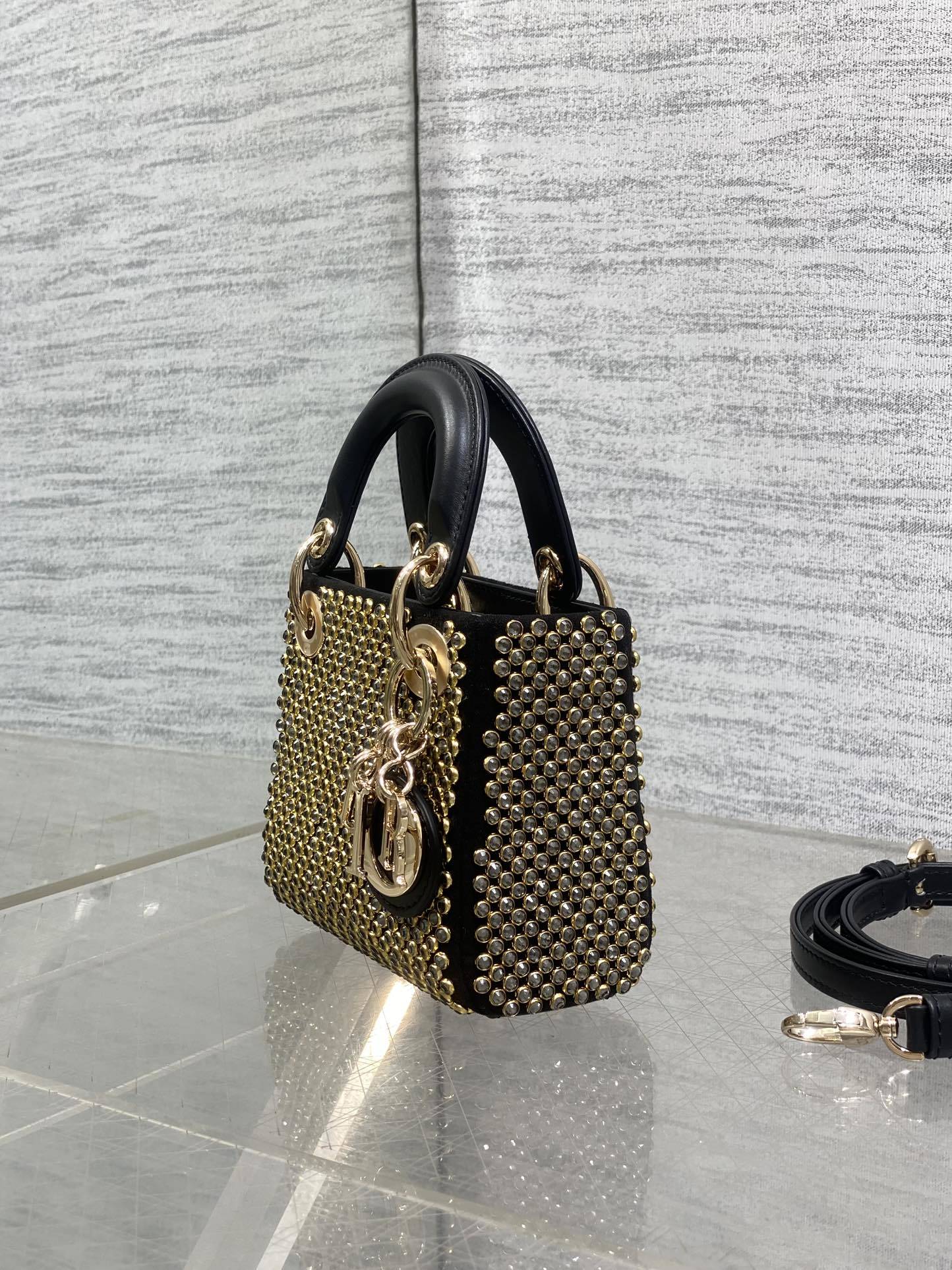 现货‼️Lady最新限量手工珠子micro系列,一只什么都装不下,只能装下可爱的小包包😘,皮面上的每一根