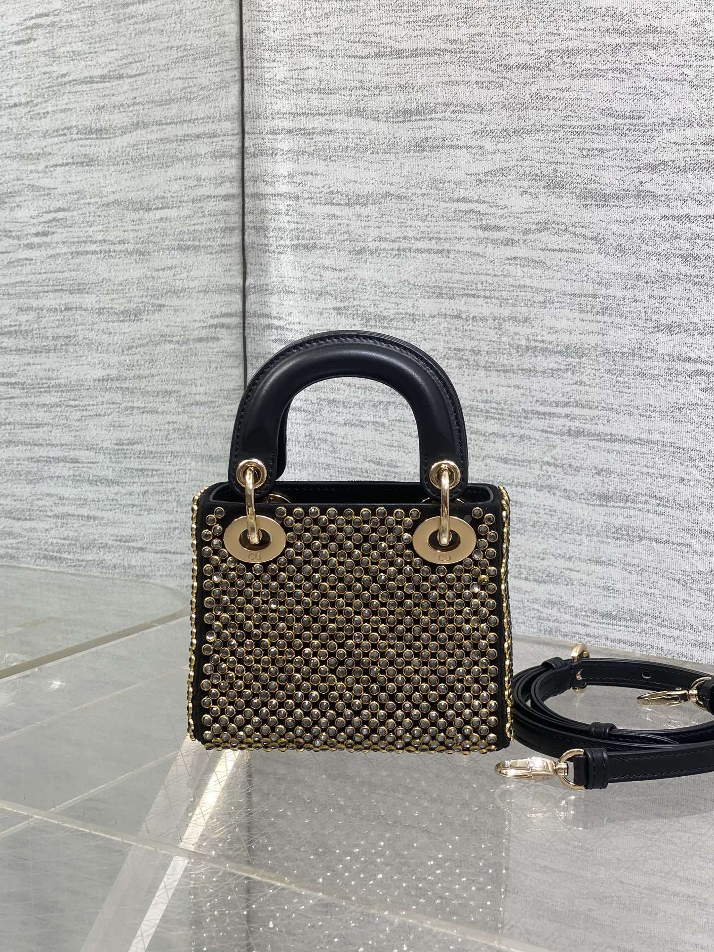 现货‼️Lady最新限量手工珠子micro系列,一只什么都装不下,只能装下可爱的小包包😘,皮面上的每一根