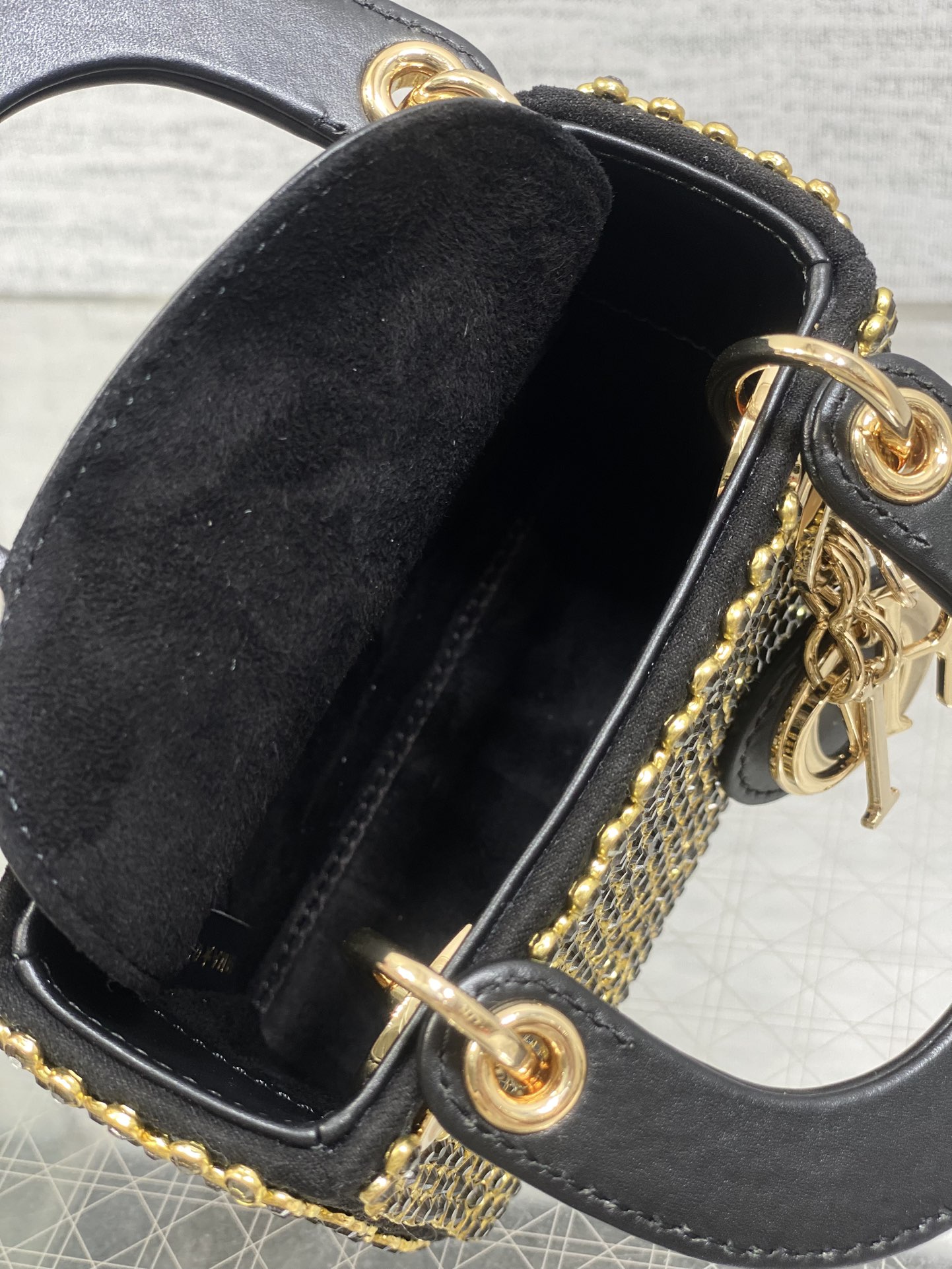 现货‼️Lady最新限量手工珠子micro系列,一只什么都装不下,只能装下可爱的小包包😘,皮面上的每一根