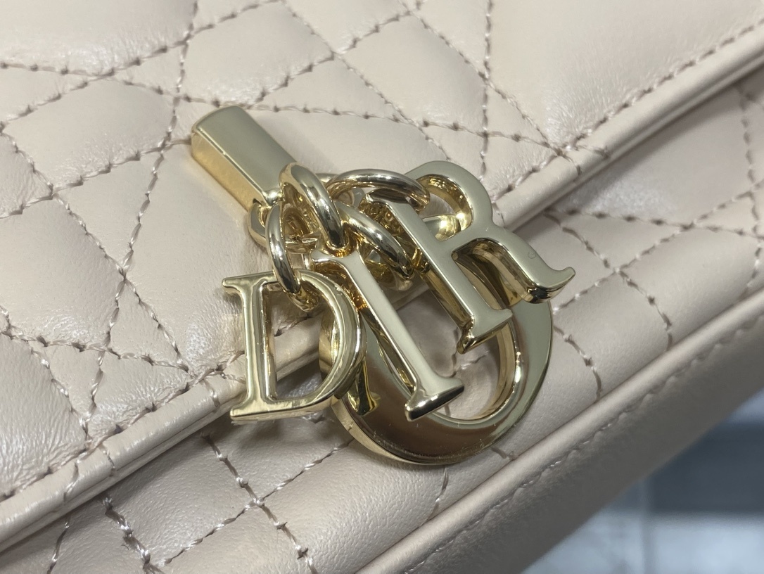 焦糖米杏现货‼️最新珍珠链条包🆕标志性的藤纹格,经典的字母吊饰👏 搭配柔软的羊皮,优雅又时尚🙋 ,亮点在