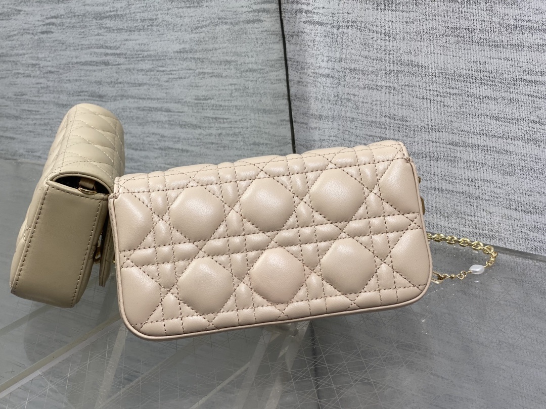 焦糖米杏现货‼️最新珍珠链条包🆕标志性的藤纹格,经典的字母吊饰👏 搭配柔软的羊皮,优雅又时尚🙋 ,亮点在