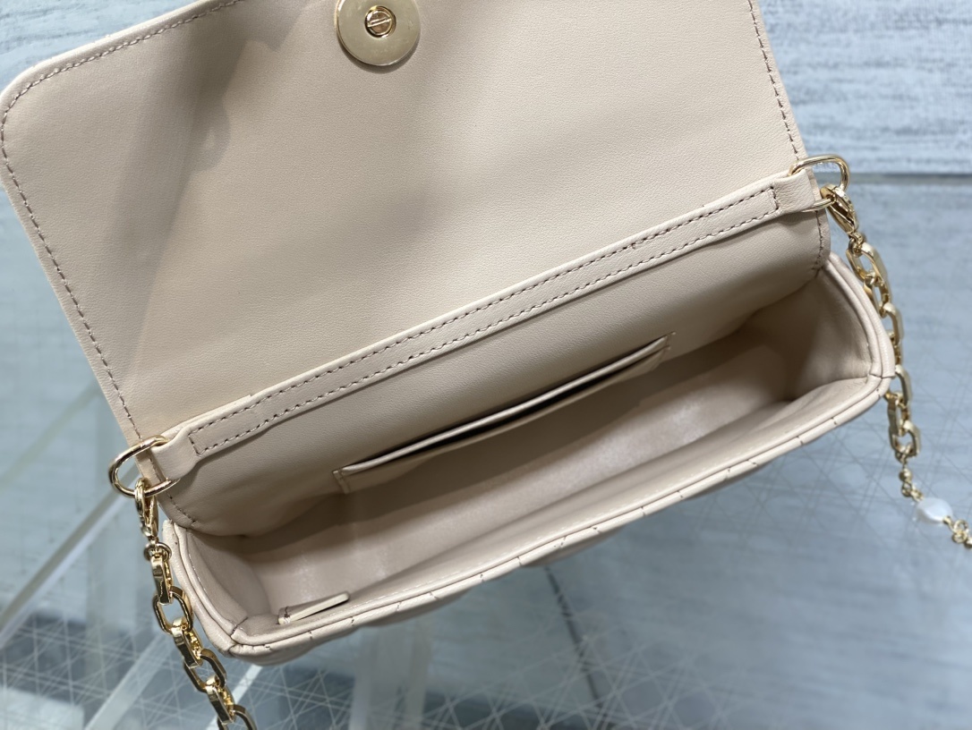 焦糖米杏现货‼️最新珍珠链条包🆕标志性的藤纹格,经典的字母吊饰👏 搭配柔软的羊皮,优雅又时尚🙋 ,亮点在