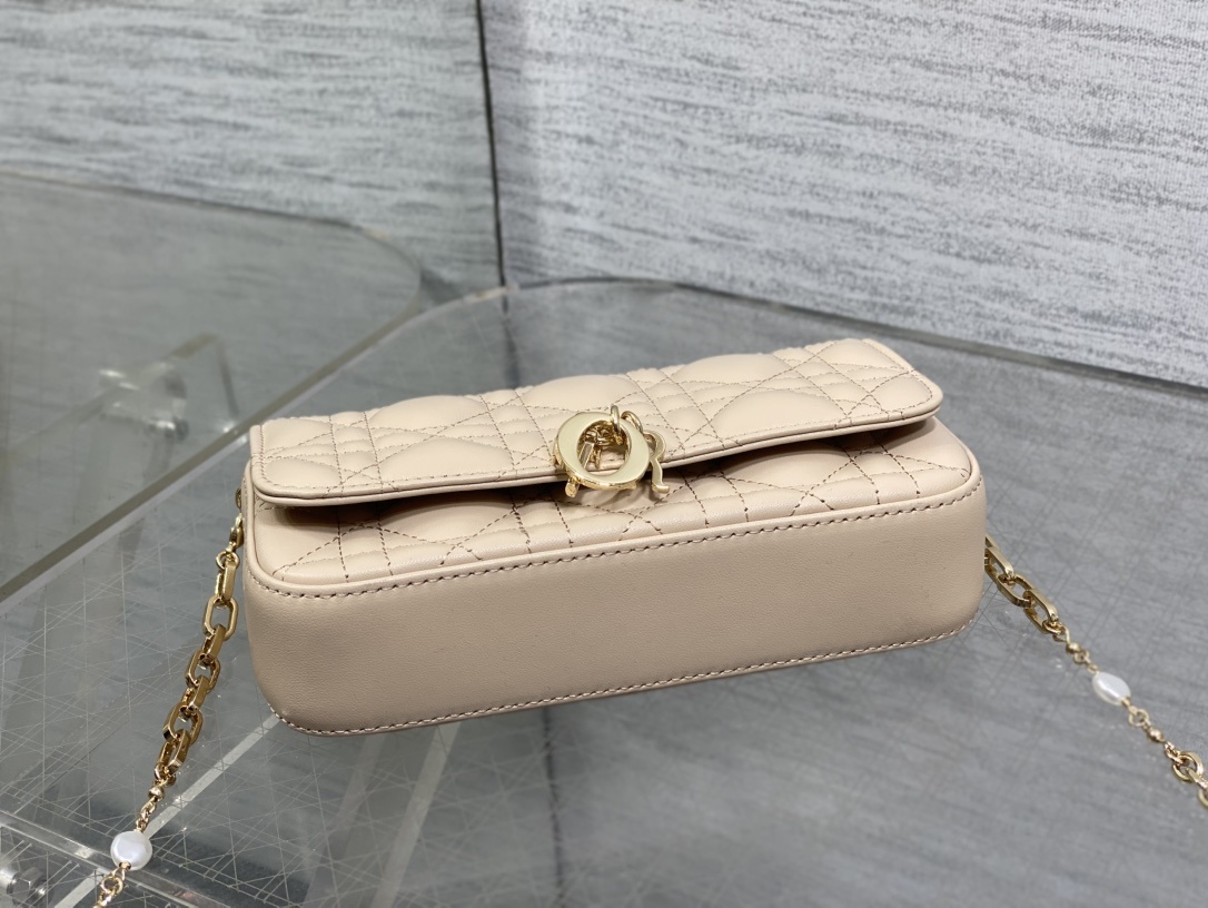 焦糖米杏现货‼️最新珍珠链条包🆕标志性的藤纹格,经典的字母吊饰👏 搭配柔软的羊皮,优雅又时尚🙋 ,亮点在