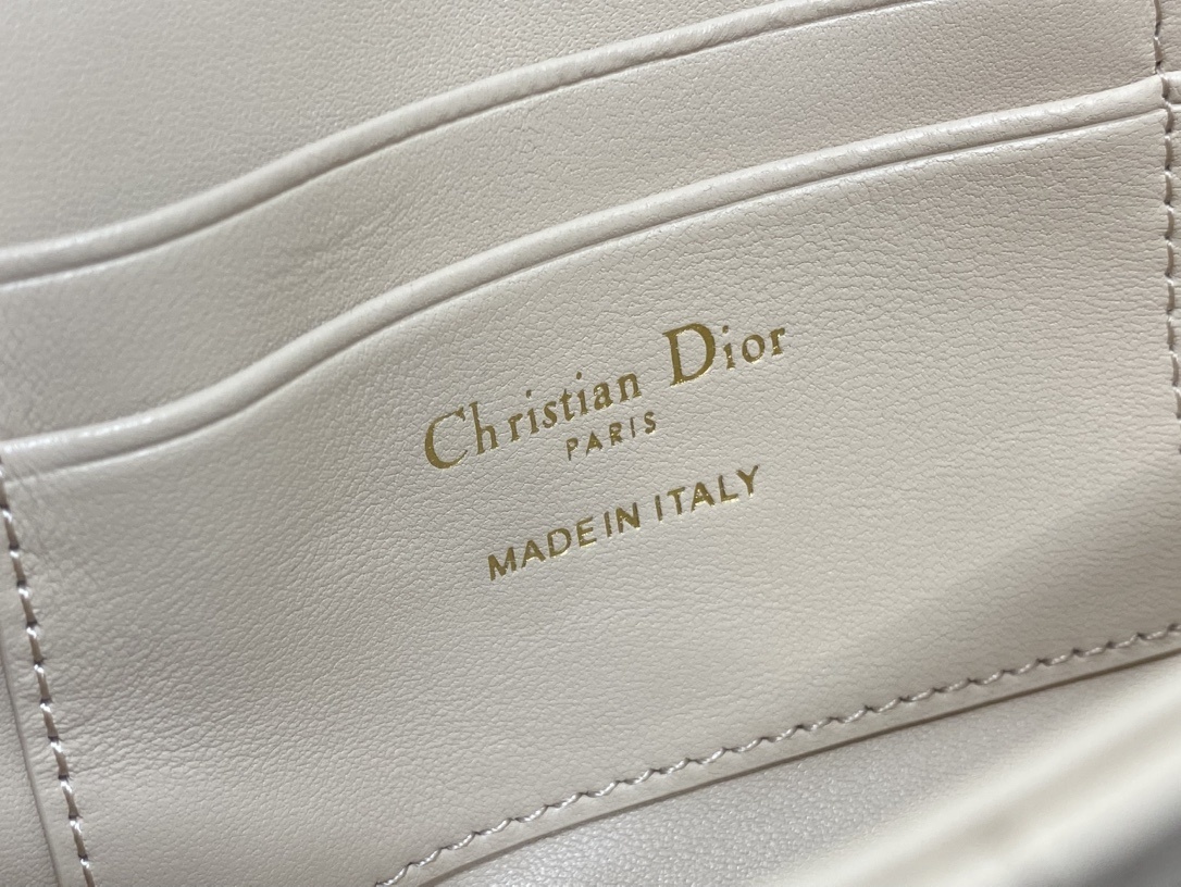 焦糖米杏现货‼️最新珍珠链条包🆕标志性的藤纹格,经典的字母吊饰👏 搭配柔软的羊皮,优雅又时尚🙋 ,亮点在