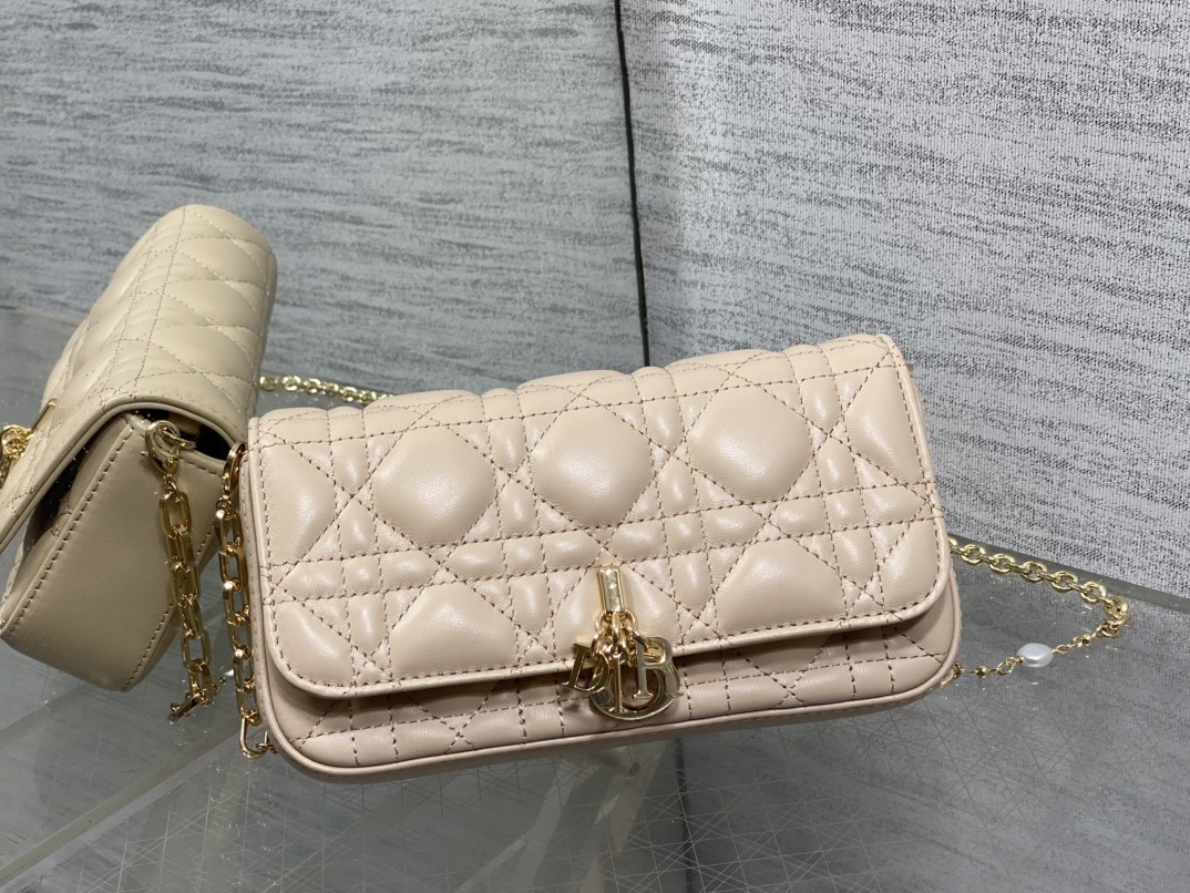 焦糖米杏现货‼️最新珍珠链条包🆕标志性的藤纹格,经典的字母吊饰👏 搭配柔软的羊皮,优雅又时尚🙋 ,亮点在