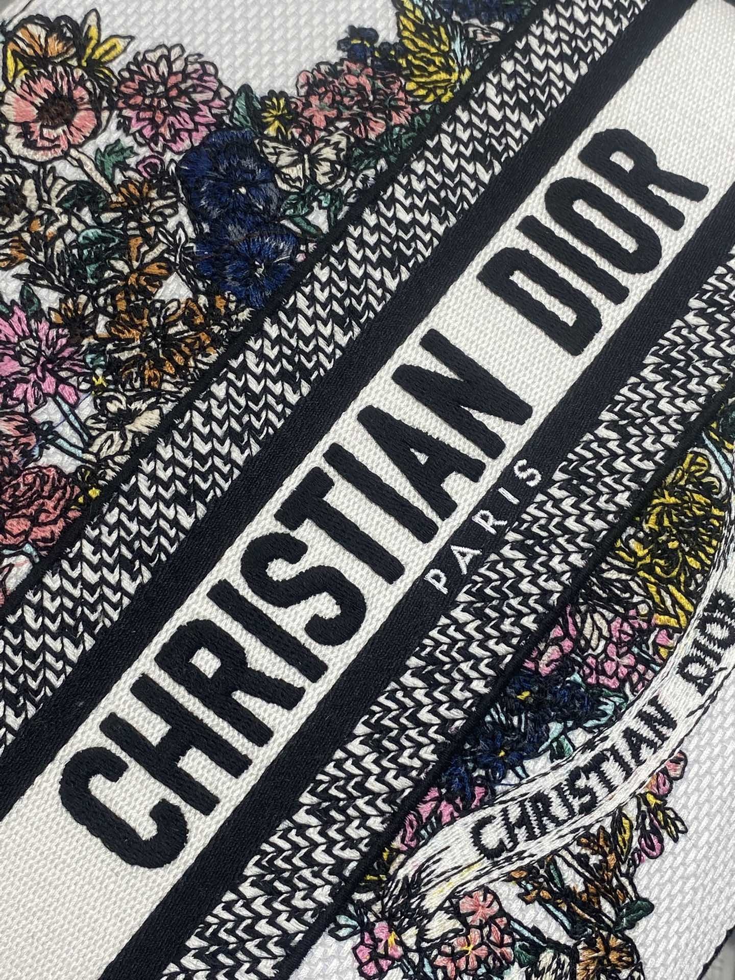 五格现货‼️ Lady最新夏季系列,简洁的拼色,精美绝伦的刺绣,让整个包非常亮眼,大容量的设计 ,凹造型