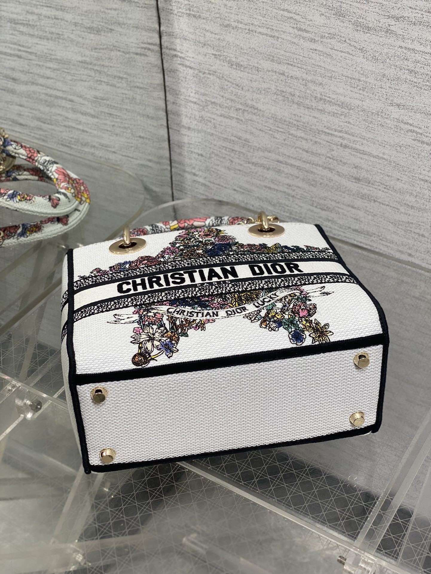 五格现货‼️ Lady最新夏季系列,简洁的拼色,精美绝伦的刺绣,让整个包非常亮眼,大容量的设计 ,凹造型