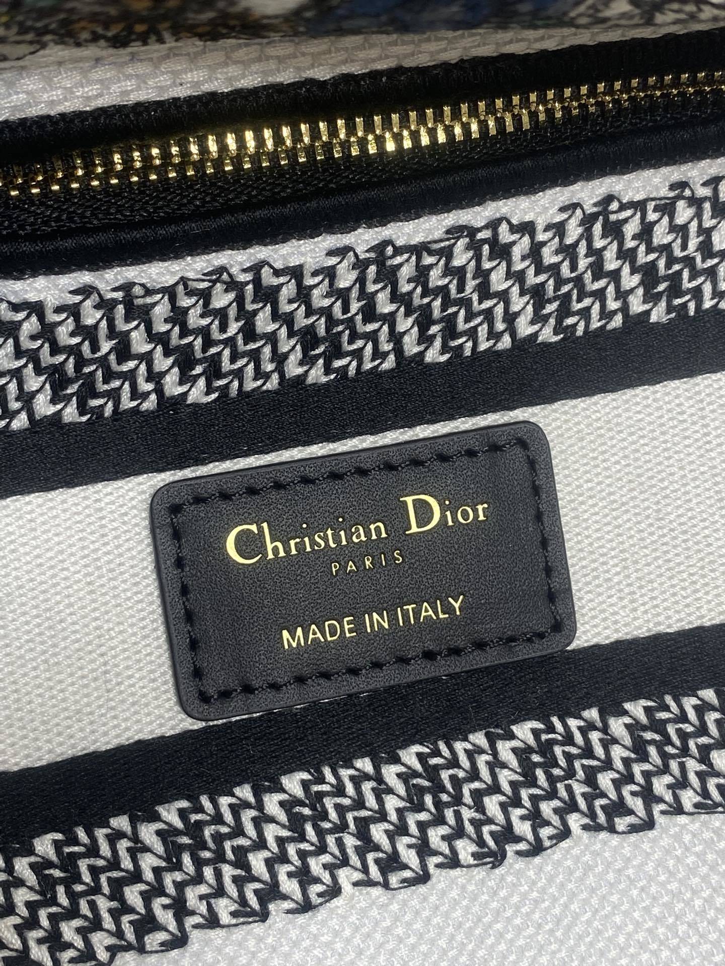 五格现货‼️ Lady最新夏季系列,简洁的拼色,精美绝伦的刺绣,让整个包非常亮眼,大容量的设计 ,凹造型