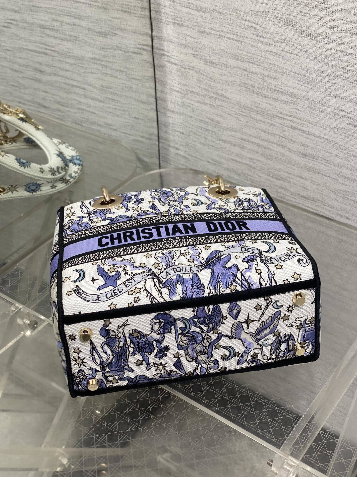 五格现货‼️ Lady最新夏季系列,简洁的拼色,精美绝伦的刺绣,让整个包非常亮眼,大容量的设计 ,凹造型