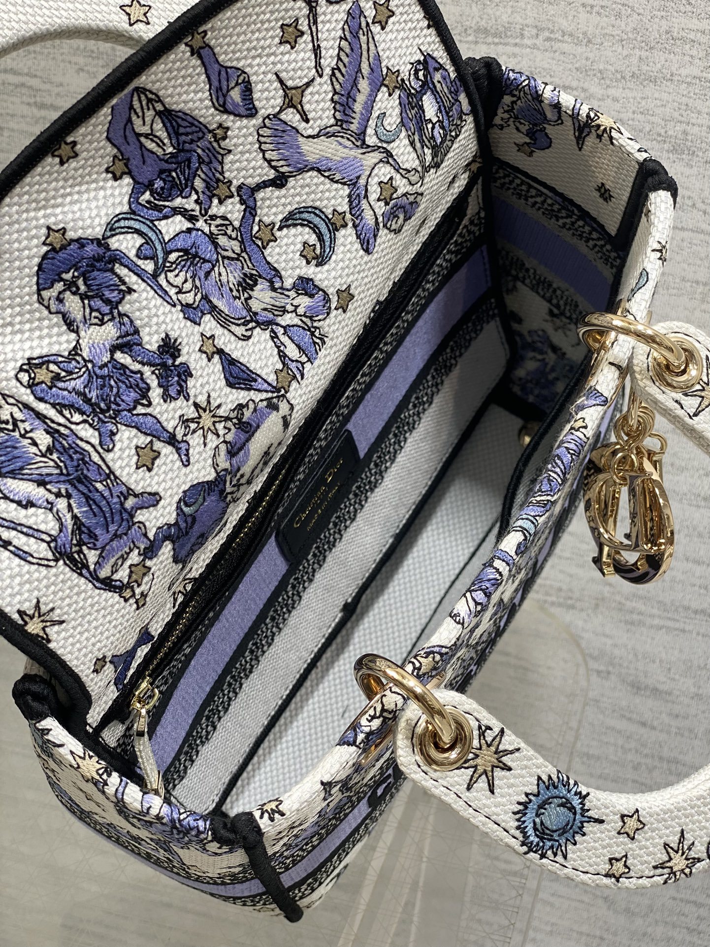 五格现货‼️ Lady最新夏季系列,简洁的拼色,精美绝伦的刺绣,让整个包非常亮眼,大容量的设计 ,凹造型