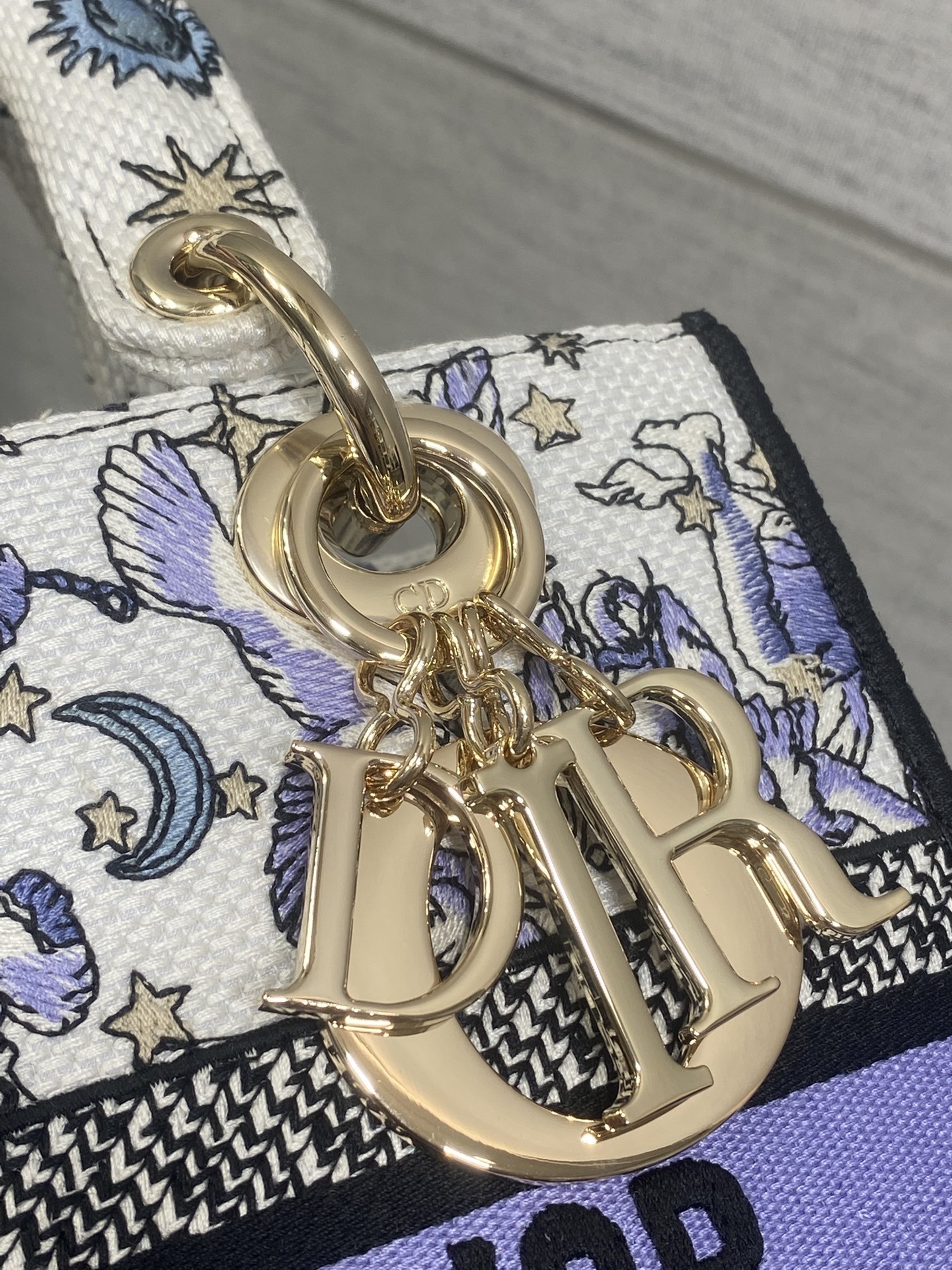 五格现货‼️ Lady最新夏季系列,简洁的拼色,精美绝伦的刺绣,让整个包非常亮眼,大容量的设计 ,凹造型