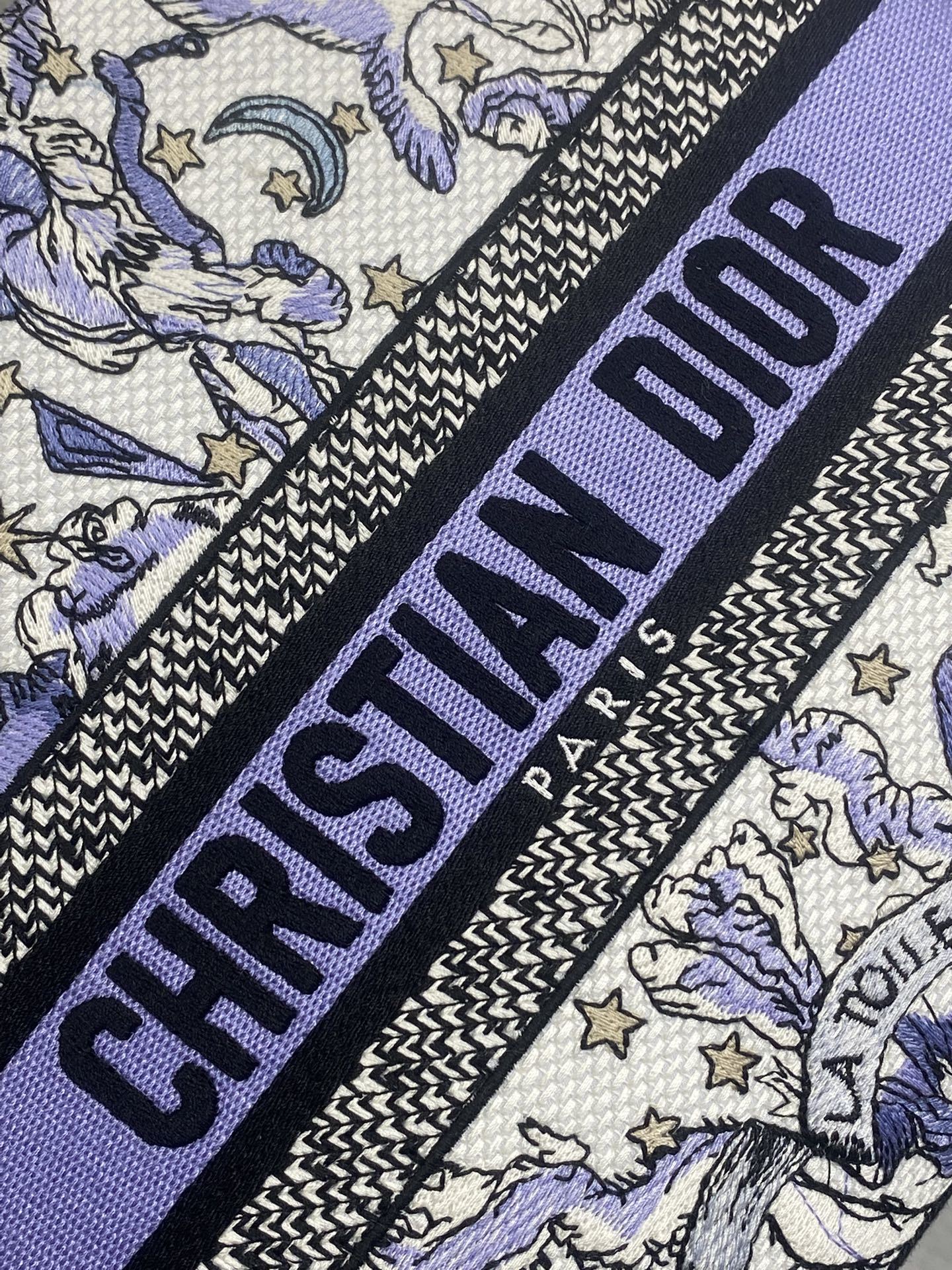 五格现货‼️ Lady最新夏季系列,简洁的拼色,精美绝伦的刺绣,让整个包非常亮眼,大容量的设计 ,凹造型