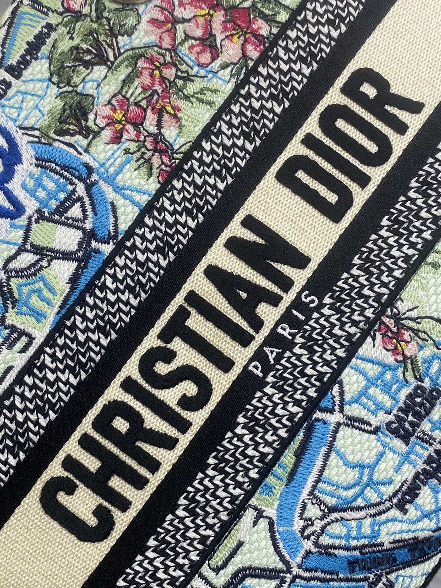 五格现货‼️ Lady最新夏季系列,简洁的拼色,精美绝伦的刺绣,让整个包非常亮眼,大容量的设计 ,凹造型