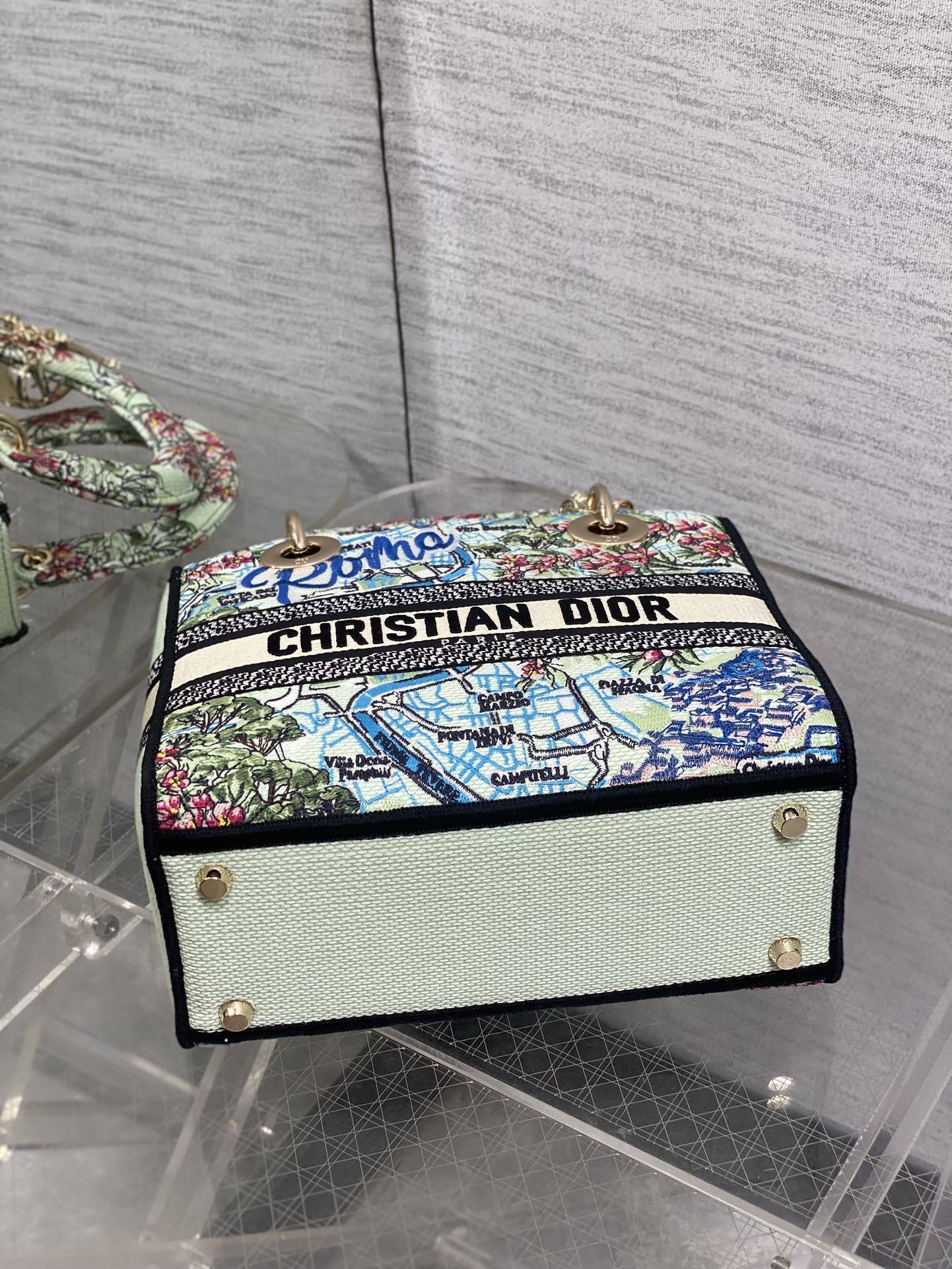 五格现货‼️ Lady最新夏季系列,简洁的拼色,精美绝伦的刺绣,让整个包非常亮眼,大容量的设计 ,凹造型