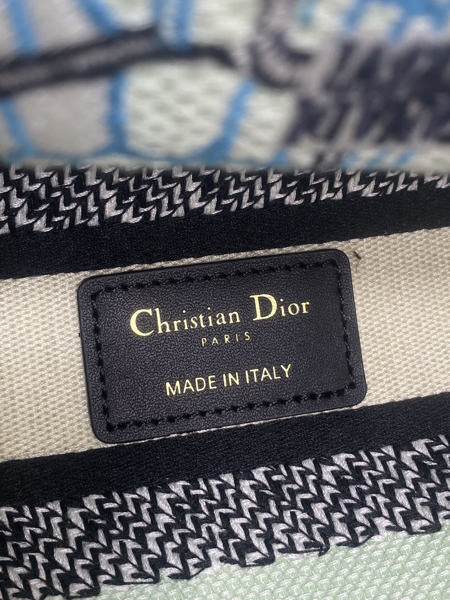 五格现货‼️ Lady最新夏季系列,简洁的拼色,精美绝伦的刺绣,让整个包非常亮眼,大容量的设计 ,凹造型