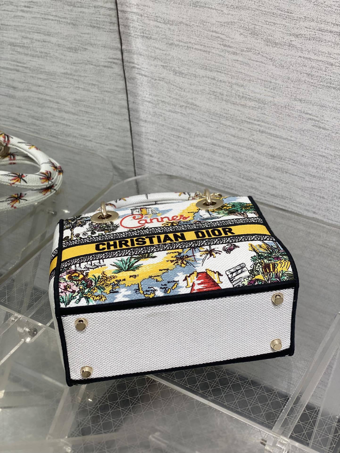 五格现货‼️ Lady最新夏季系列,简洁的拼色,精美绝伦的刺绣,让整个包非常亮眼,大容量的设计 ,凹造型